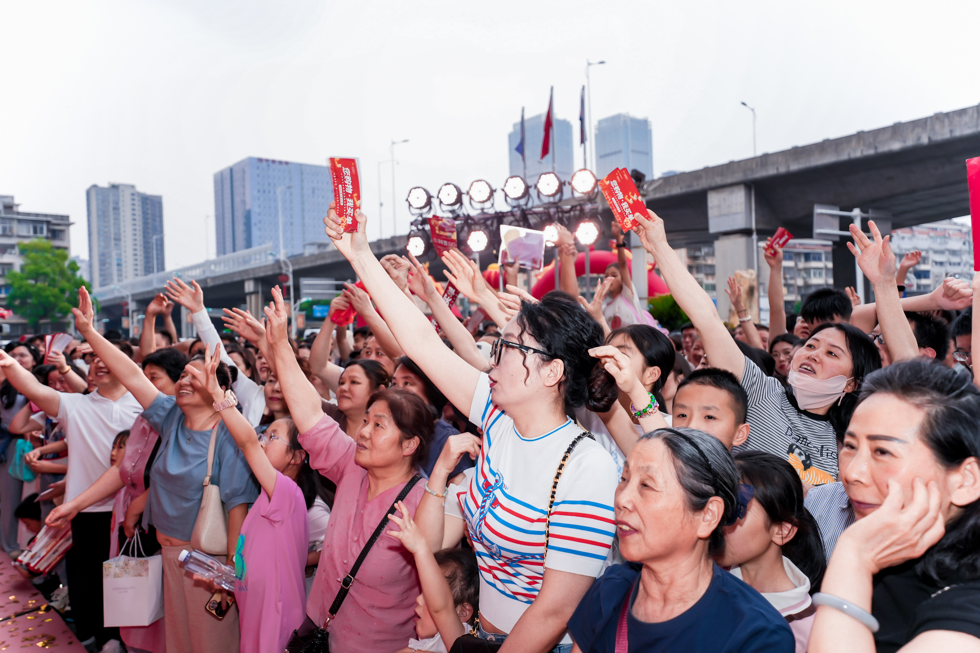 人多到“飞起” 广交会现场带你看“中国购”的超高人气