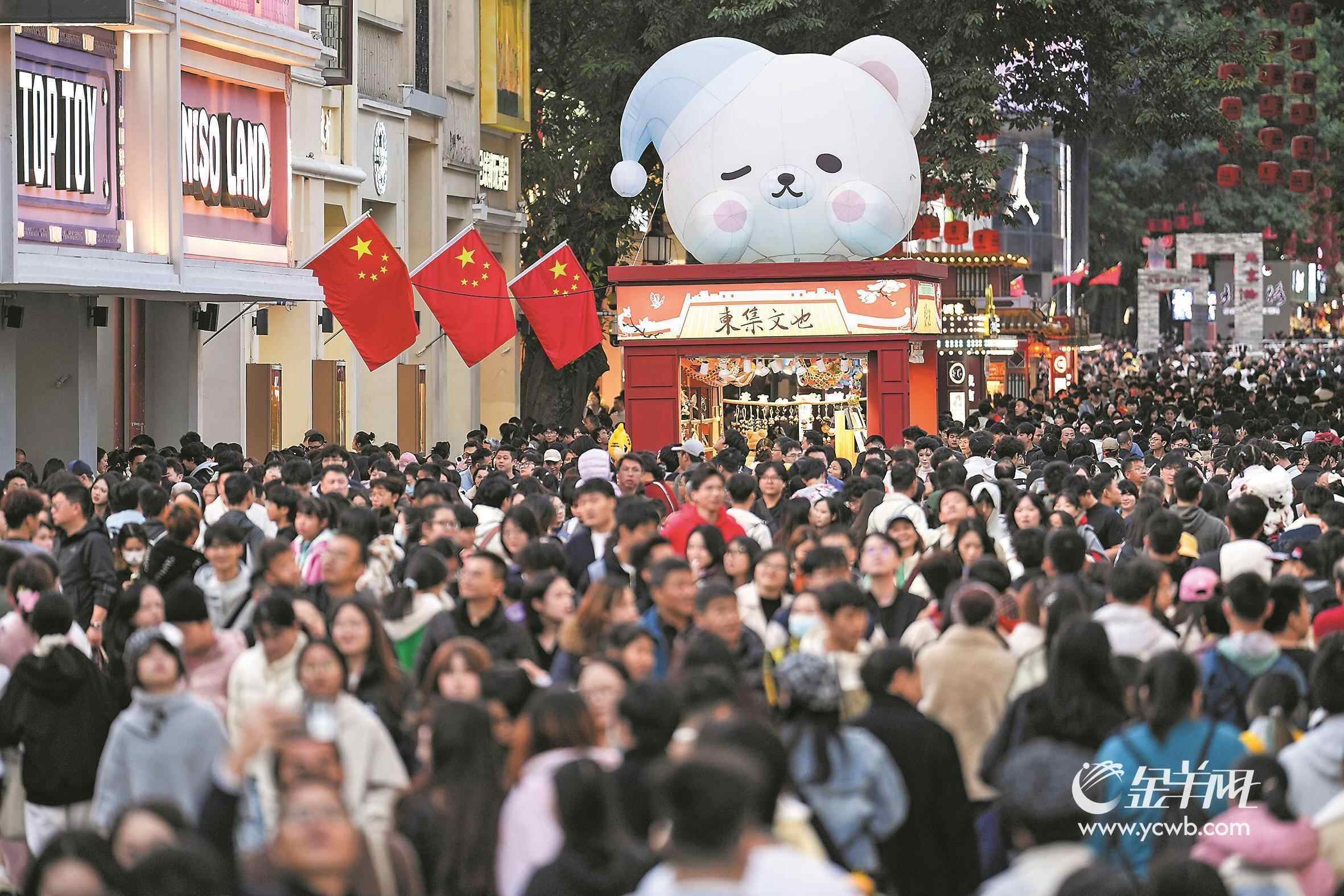 人多到“飞起” 广交会现场带你看“中国购”的超高人气